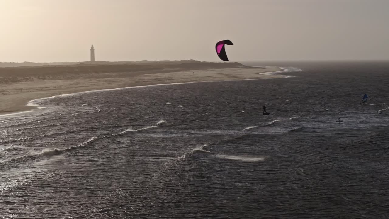 катание на кайтборде и виндсерфинге на красивой прибрежной местности