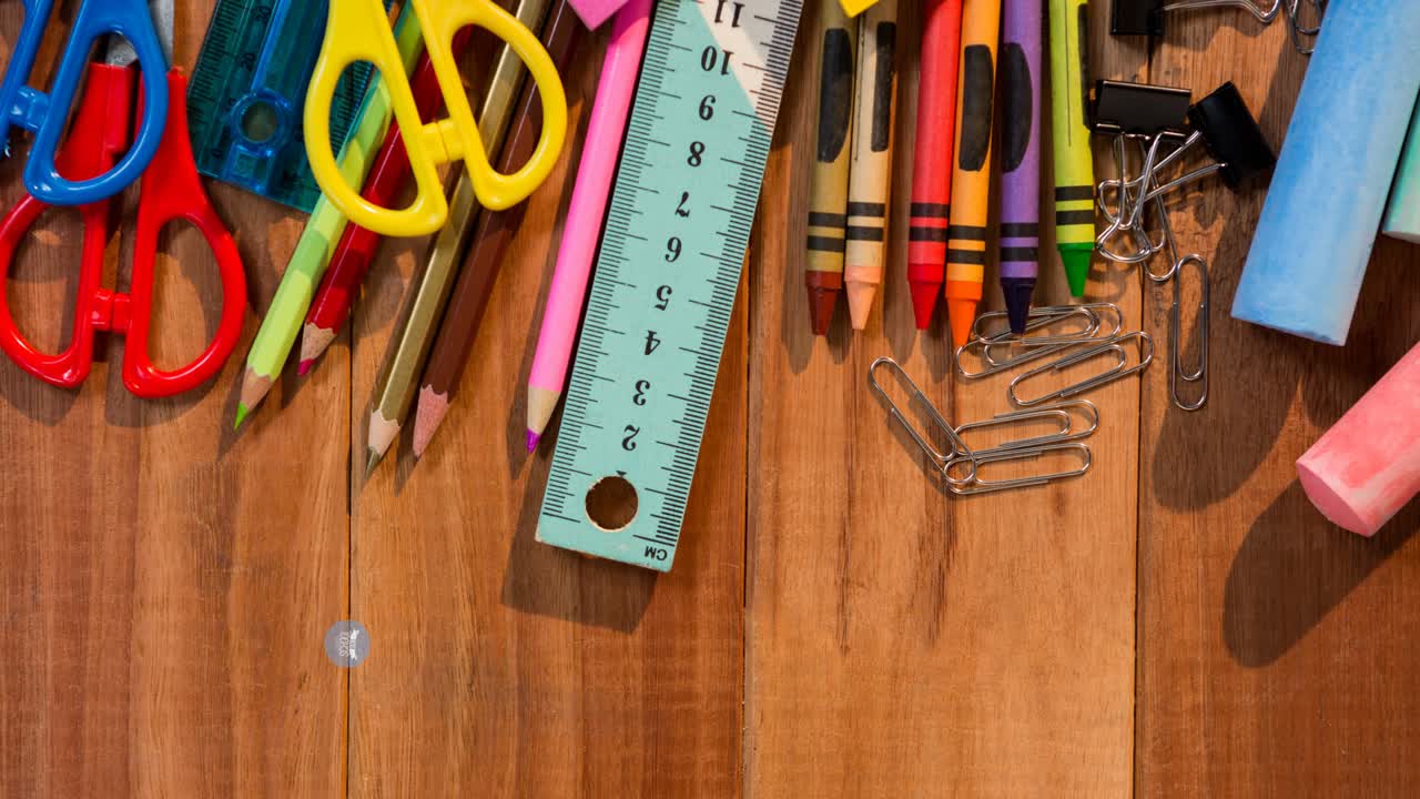 animación de las ofertas de regreso a la escuela texto en círculo azul moviéndose sobre la papelería escolar en madera