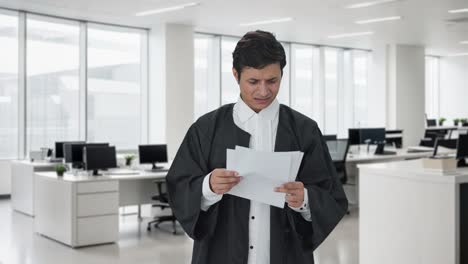 abogado indio enojado leyendo contratos