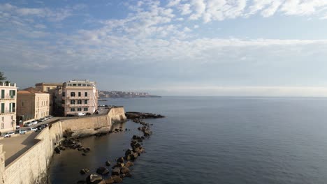 Imágenes-De-Drones-De-Siracusa-Se-Encuentran-En-La-Esquina-Sureste-De-La-Isla-De-Sicilia,-Junto-Al-Golfo-De-Siracusa-Junto-Al-Mar-Jónico