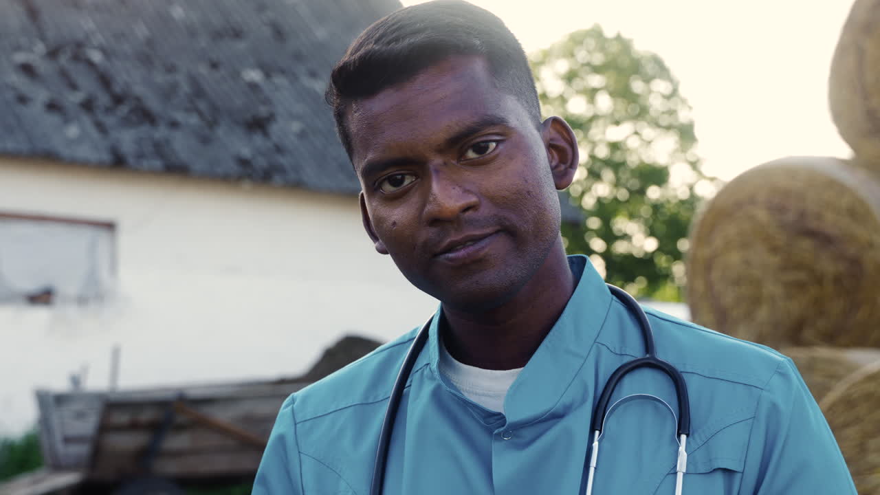 インド人の男が屋外で笑顔で