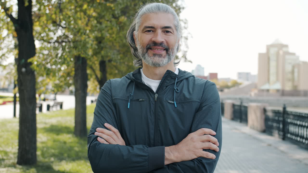 hombre sonriente en el parque