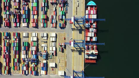 Containerschiff-Im-Export--Und-Importgeschäft-Und-In-Der-Logistik