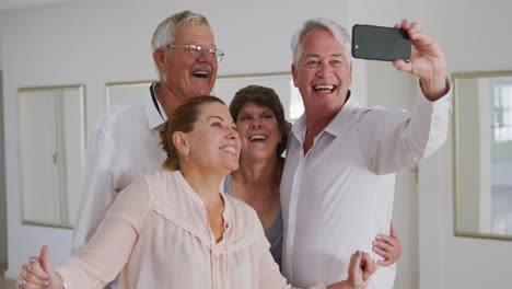 Una-Pareja-De-Ancianos-Caucásicos-Pasando-Tiempo-Juntos-En-Un-Salón-De-Baile-Tomándose-Un-Selfie