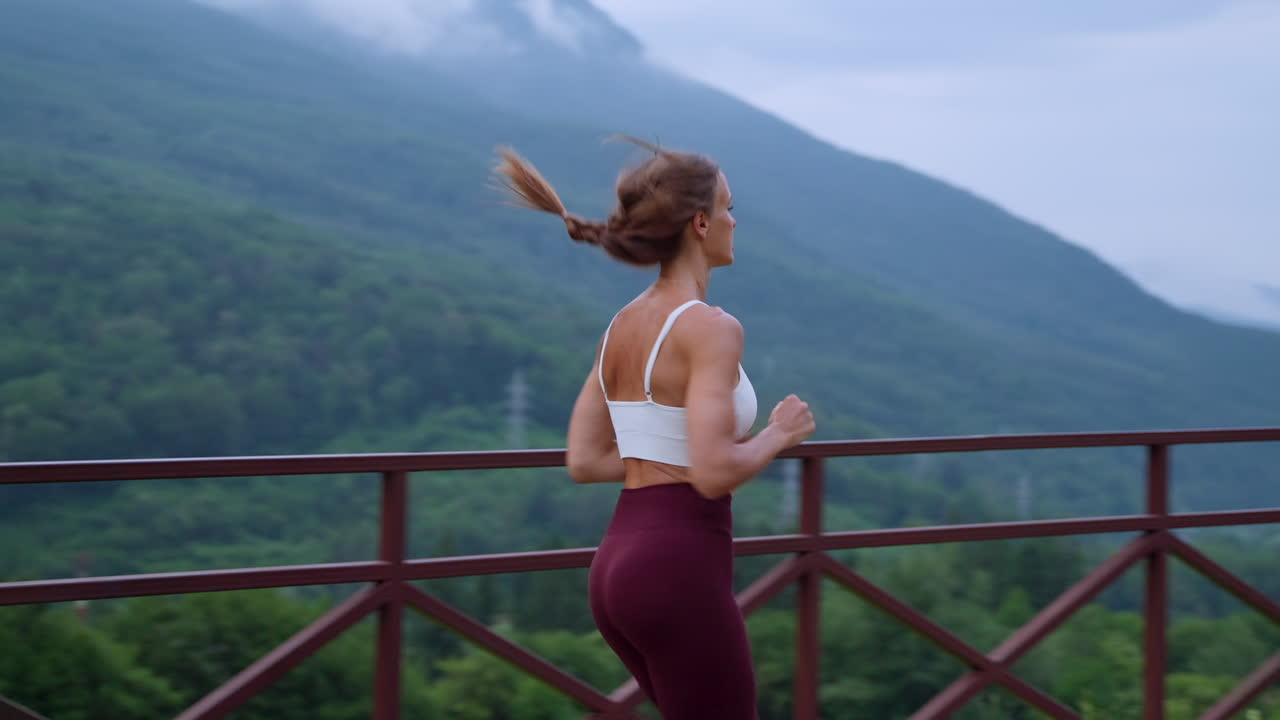 mujer corriendo en las montañas