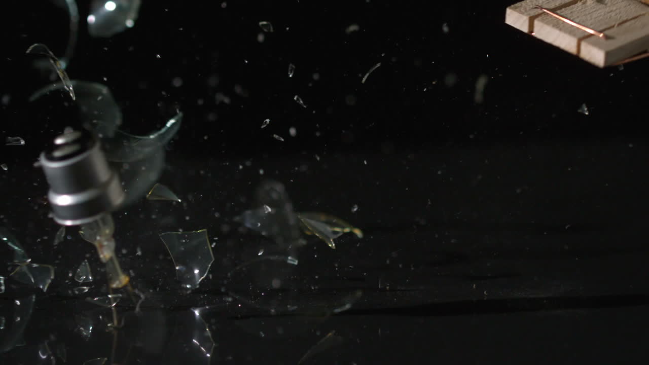 마우스 트이 전구를 러서 파괴합니다.