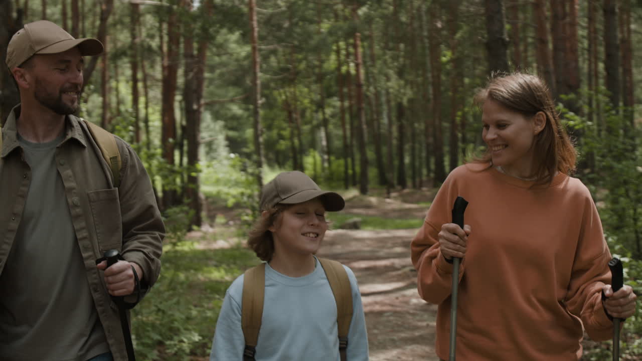 가족 들 이 숲 에서 산책 하는 것