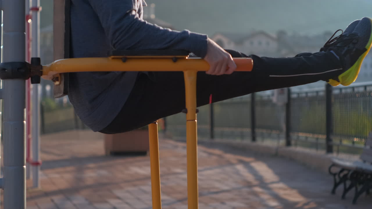 야외 체육관 에서 운동 을 하는 남자