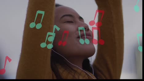 animación de notas musicales sobre mujer biracial usando auriculares en la ciudad.