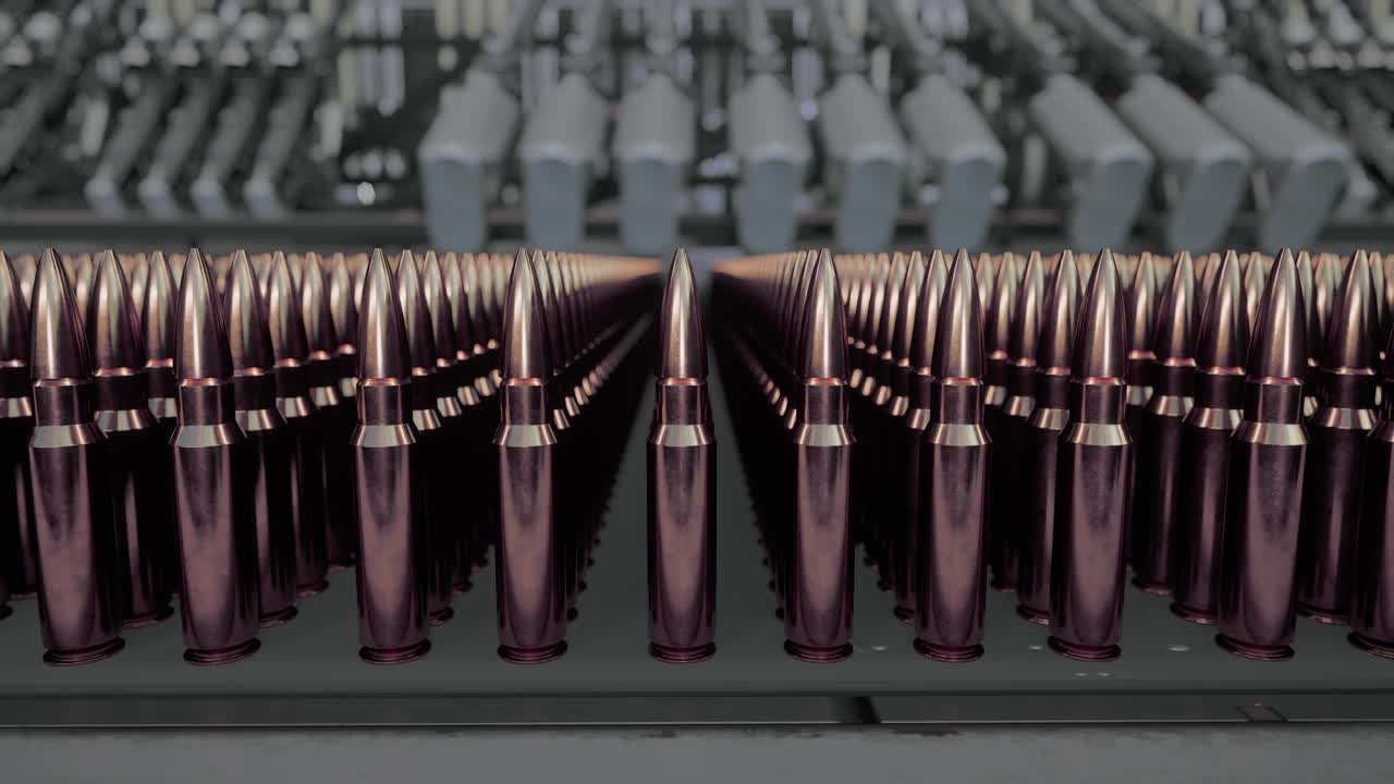Rækker af militær ammunition og rifler i et våbenlager
