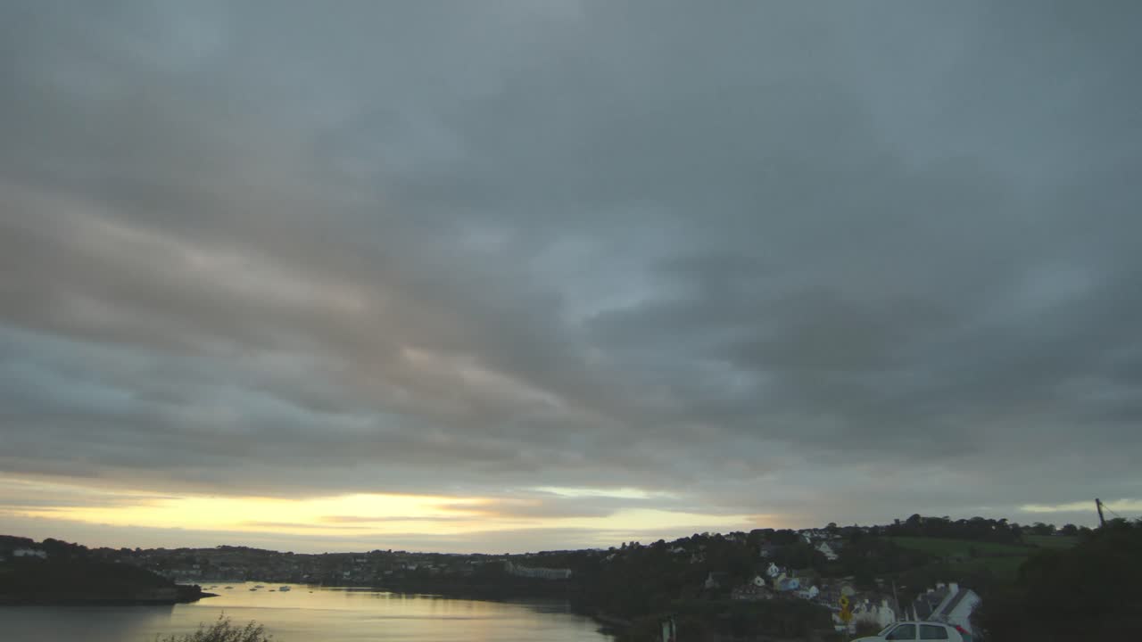 물 위의 아름다운 하늘