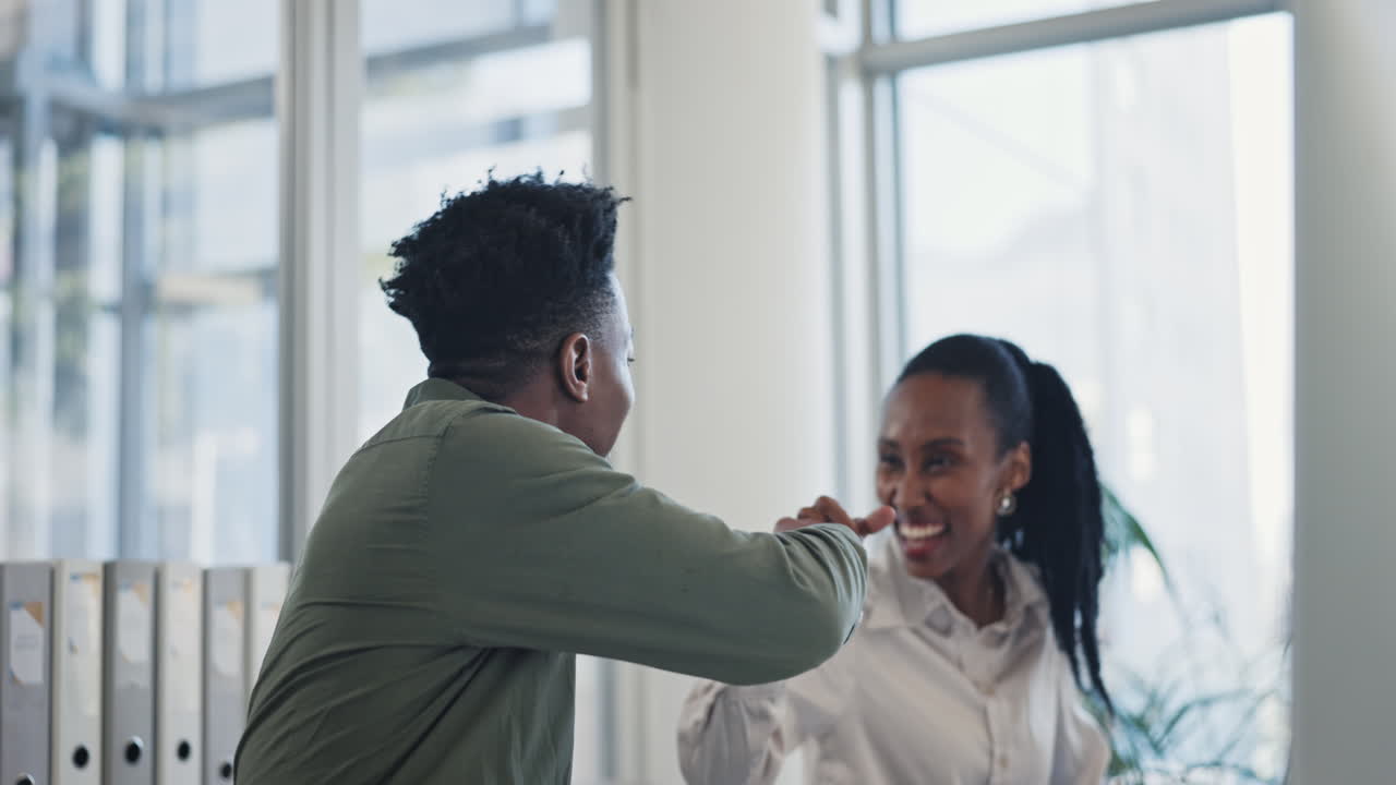 gente de negocios, golpe de puño