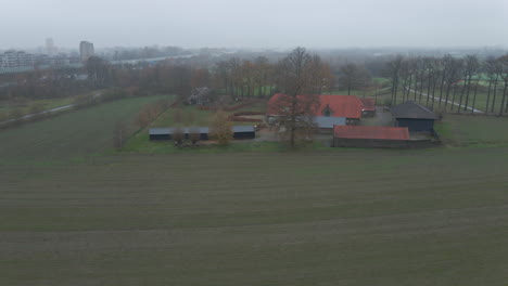 Muñeca-Aérea-De-Pequeña-Granja-En-Zona-Rural-Con-Niebla-En-El-Fondo