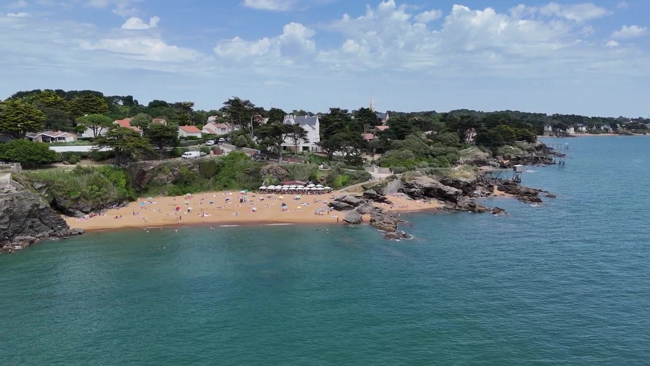 Plage du Porteau Bretagna Francia, ripresa aerea con drone in allontanamento con effetto di rivelazione inversa.
