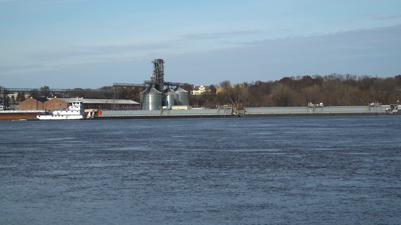 Towboat maneuvering multiple dry bulk barges on the Mississippi River