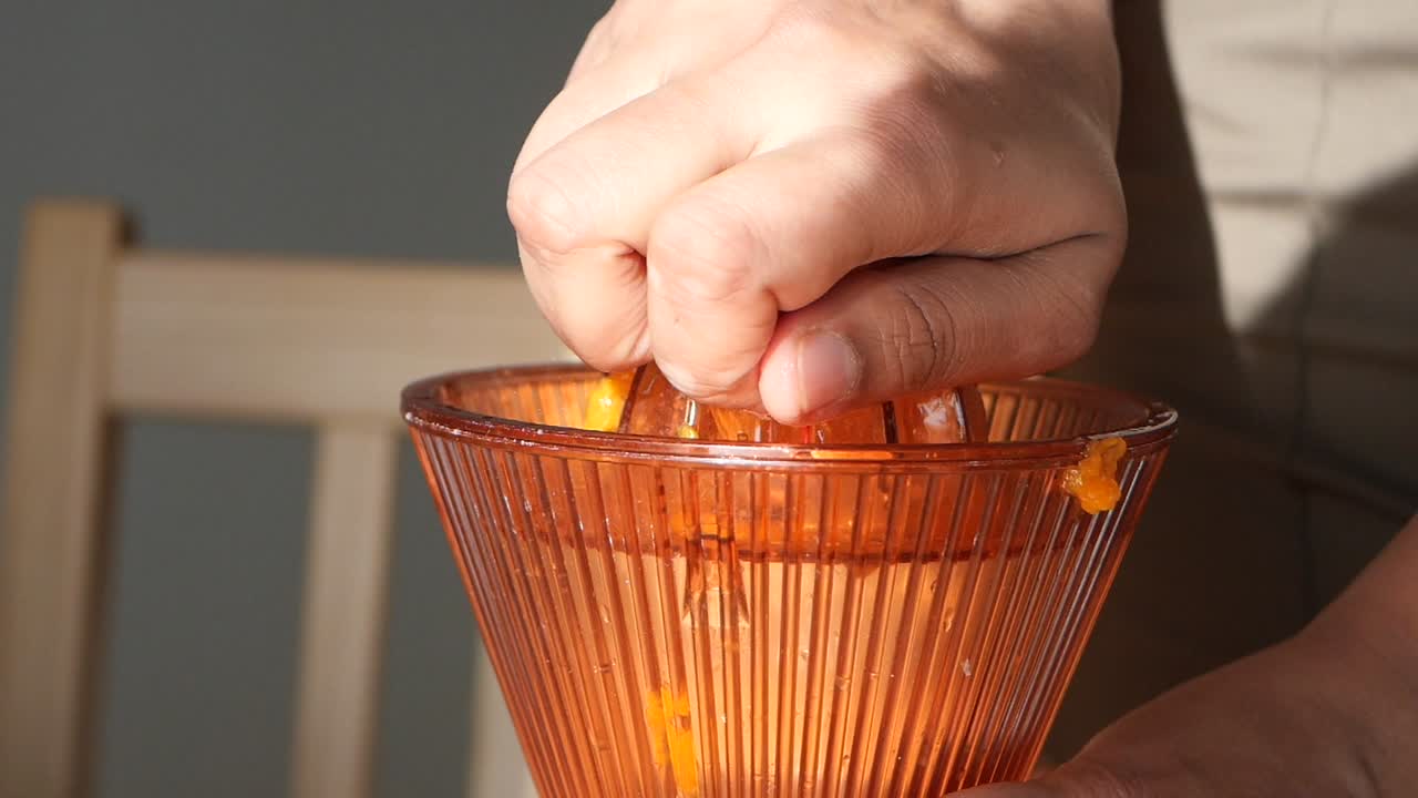 La preparazione del succo d'arancia