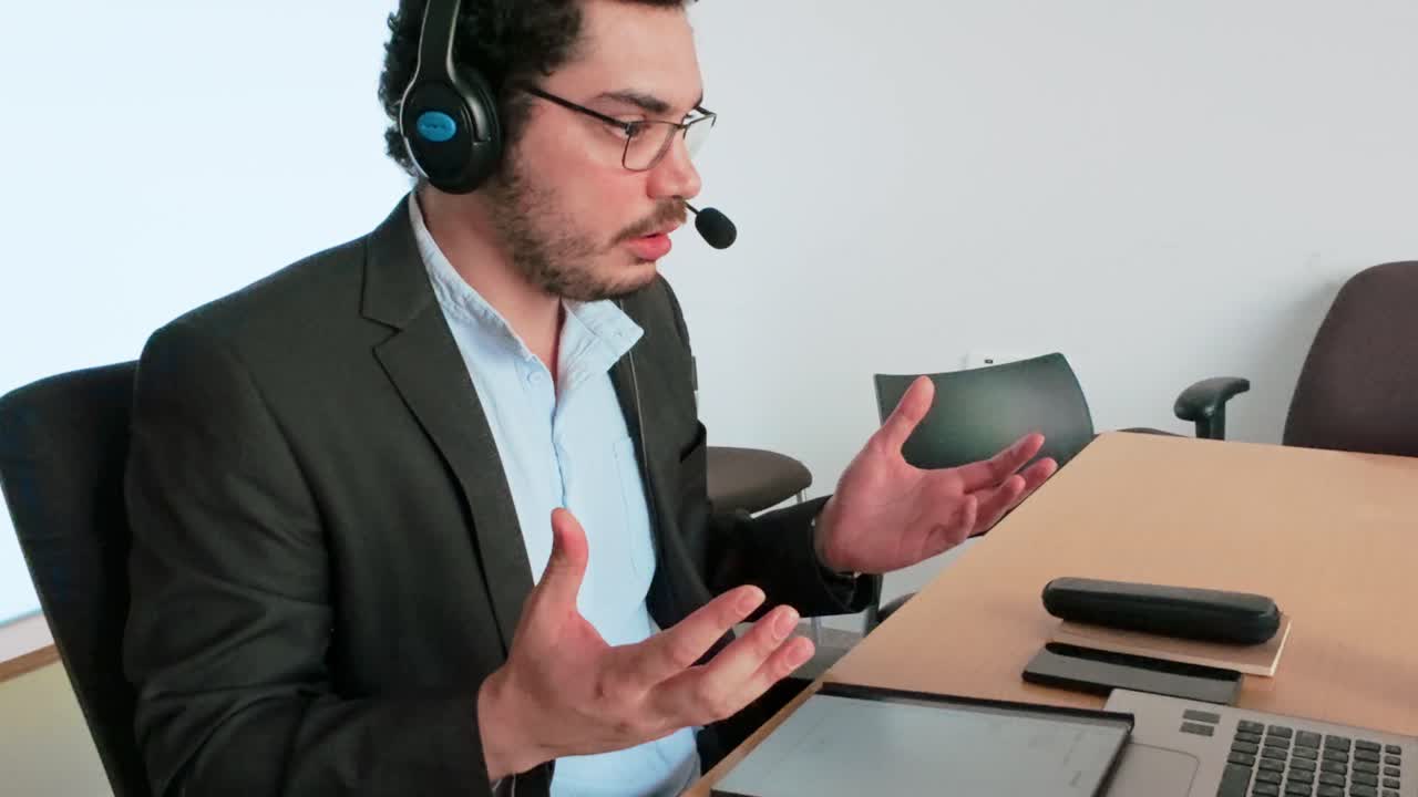 Consulente Indipendente in Chiamata Virtuale con un Cliente