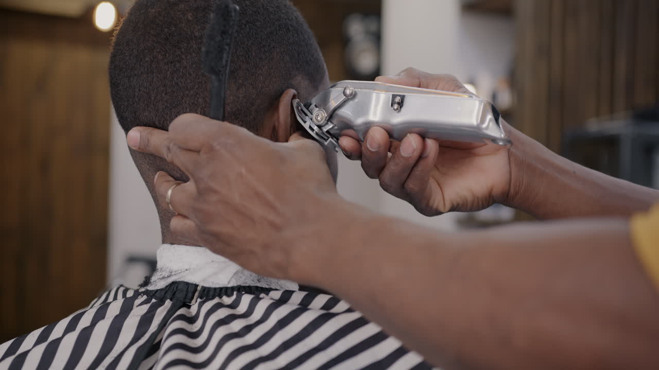 un hombre se corta el cabello en la barbería.