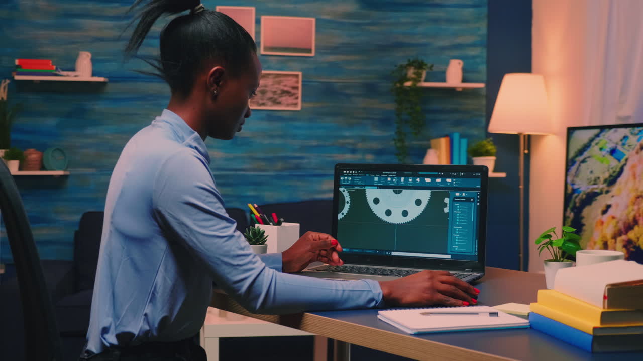 mujer arquitecta africana remota trabajando en el programa cad moderno