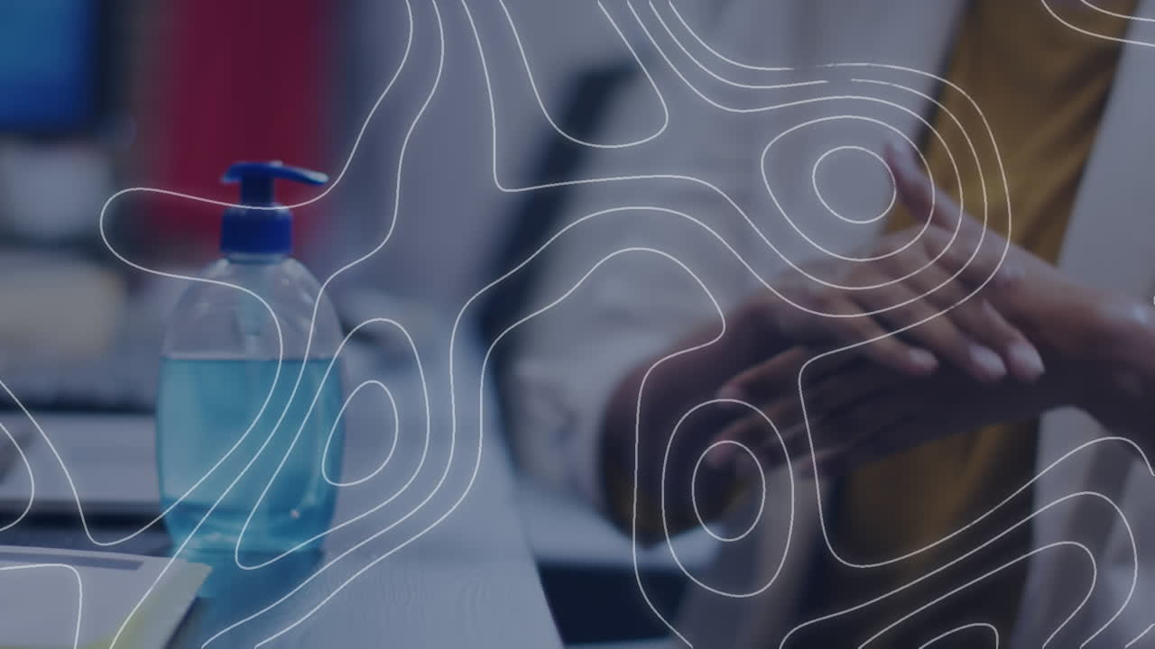 animación de líneas blancas sobre las manos de la mujer desinfectando