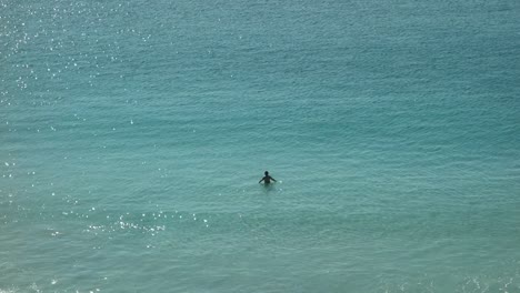 Mann,-Der-Am-Sonnigen-Morgen-Einsam-In-Klarem,-Seichtem-Meerwasser-Schwimmt