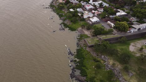 fortaleza y faro de colonia del sacramento en el fondo, uruguay