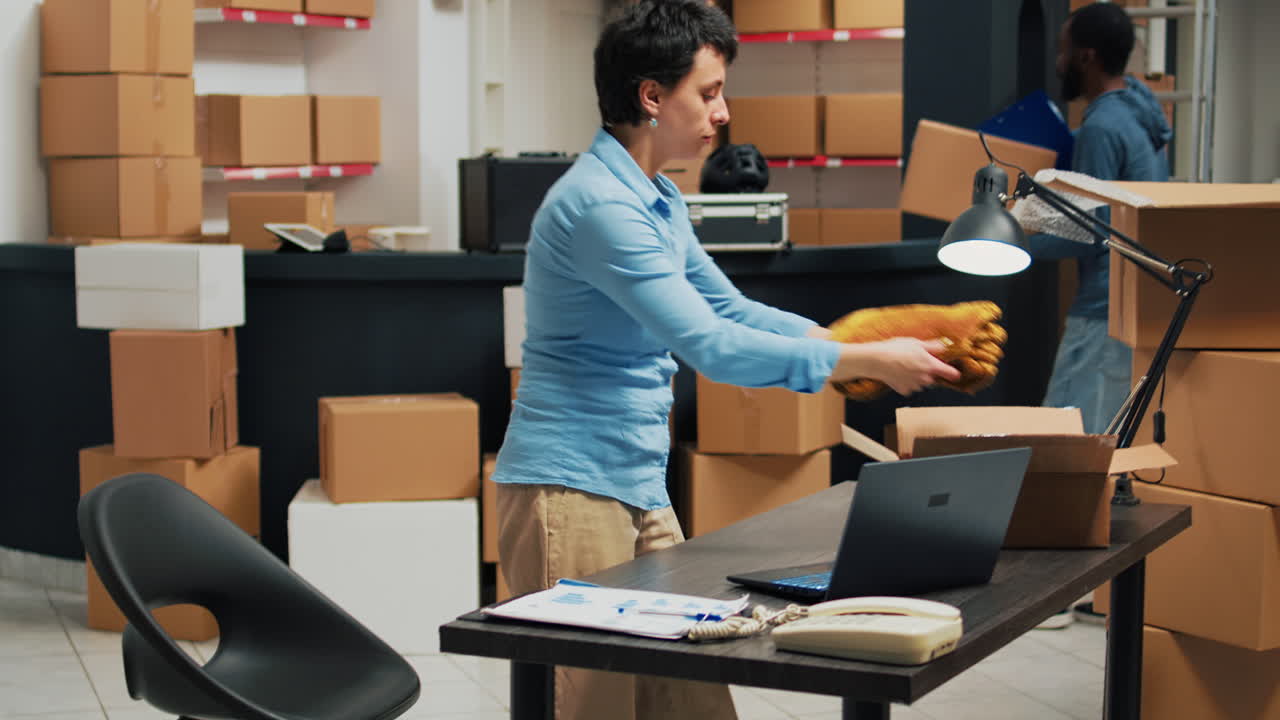 mujer trabajando en un almacén con una computadora portátil