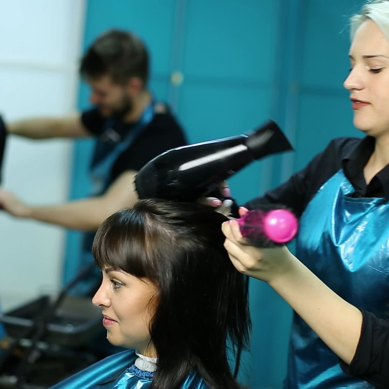 estilista profesional que trabaja con el cliente