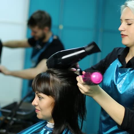 estilista profesional que trabaja con el cliente