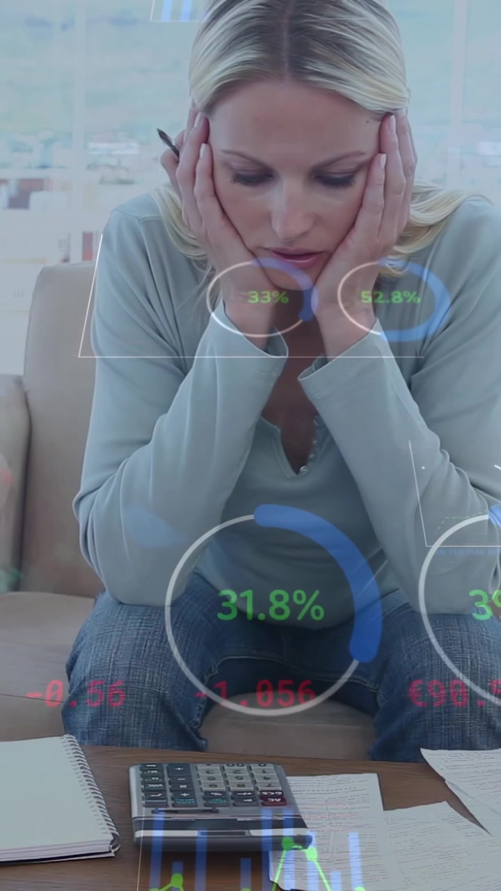 Vídeo vertical: Mulher verificando contas em casa, na calculadora verificando os totais enquanto um HUD mostra gráficos