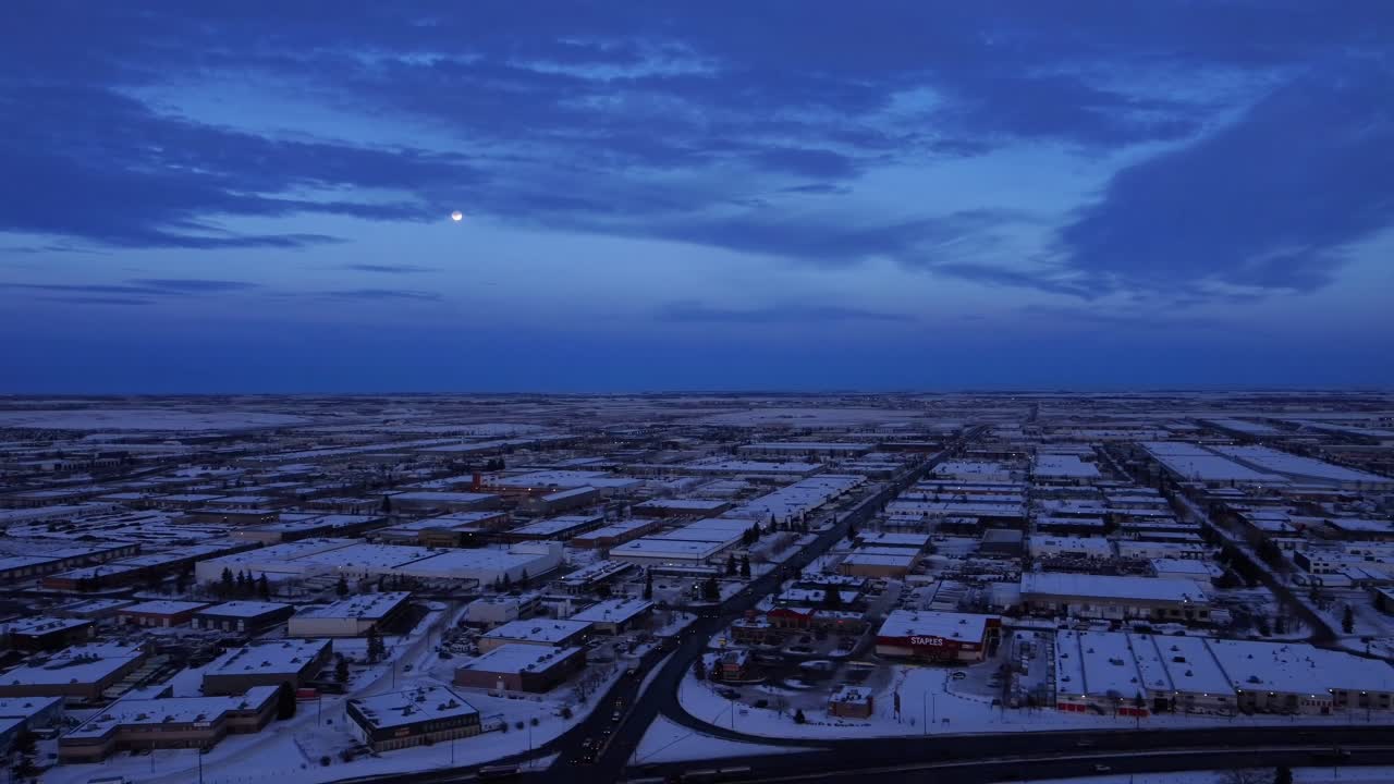 лунный свет над городом в сумерках