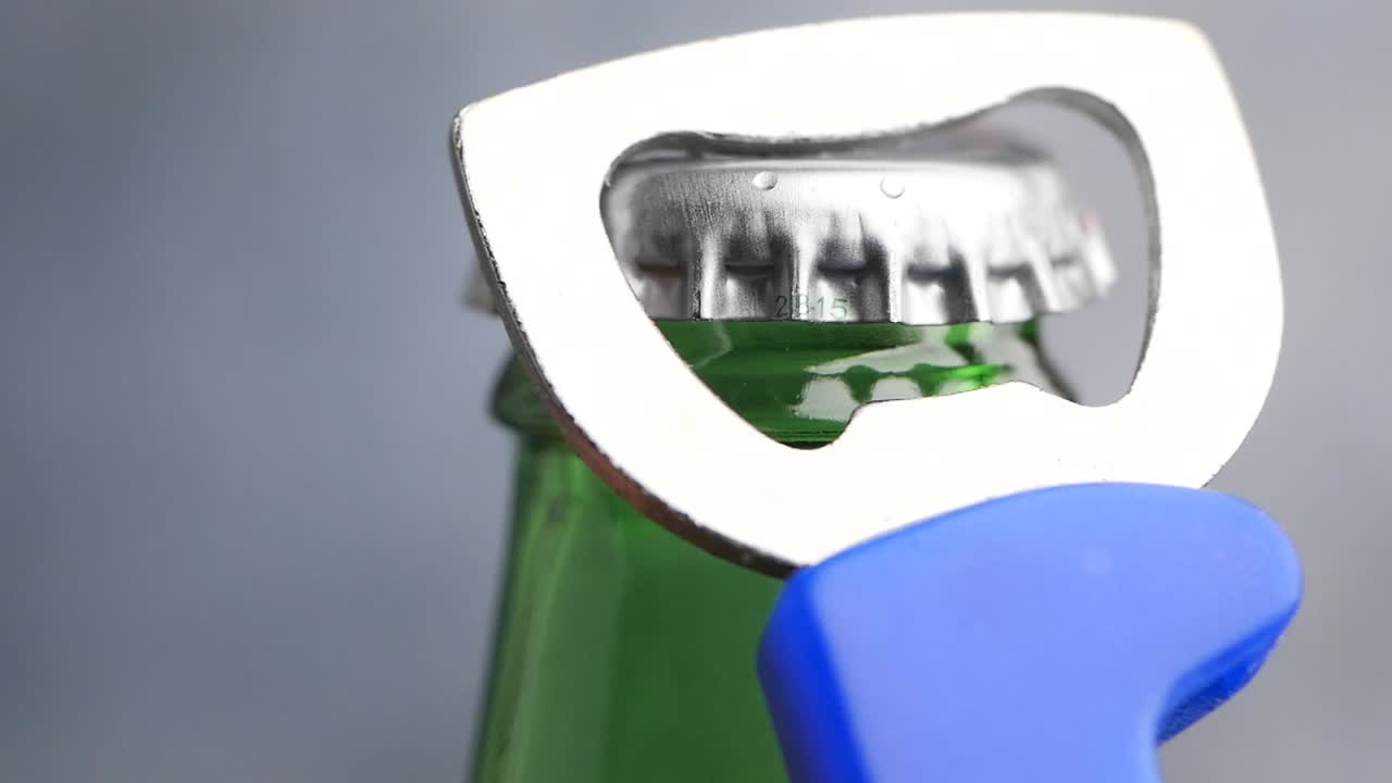 abridor de botella y botella verde