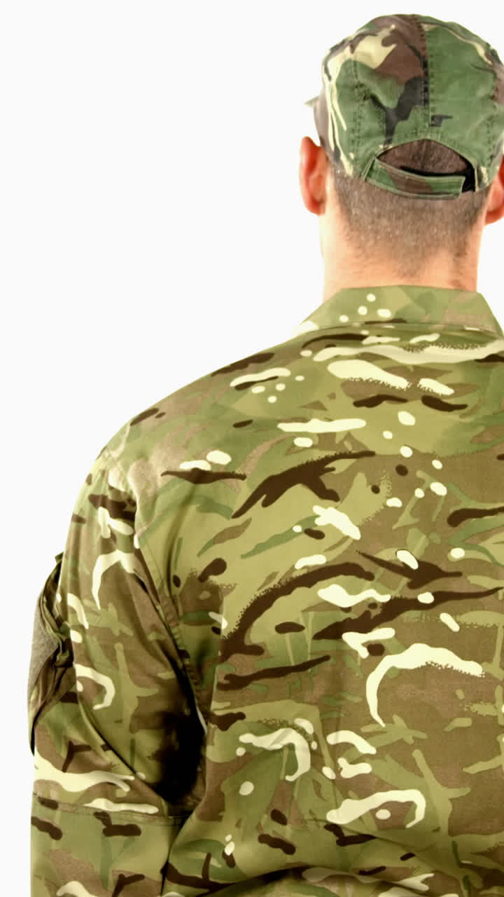 soldado saludando sobre fondo blanco