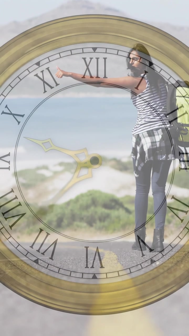 Video verticale: Donna che si gira facendo l'autostop per viaggiare su una strada costiera, con zaino e orologio in sovrimpressione.