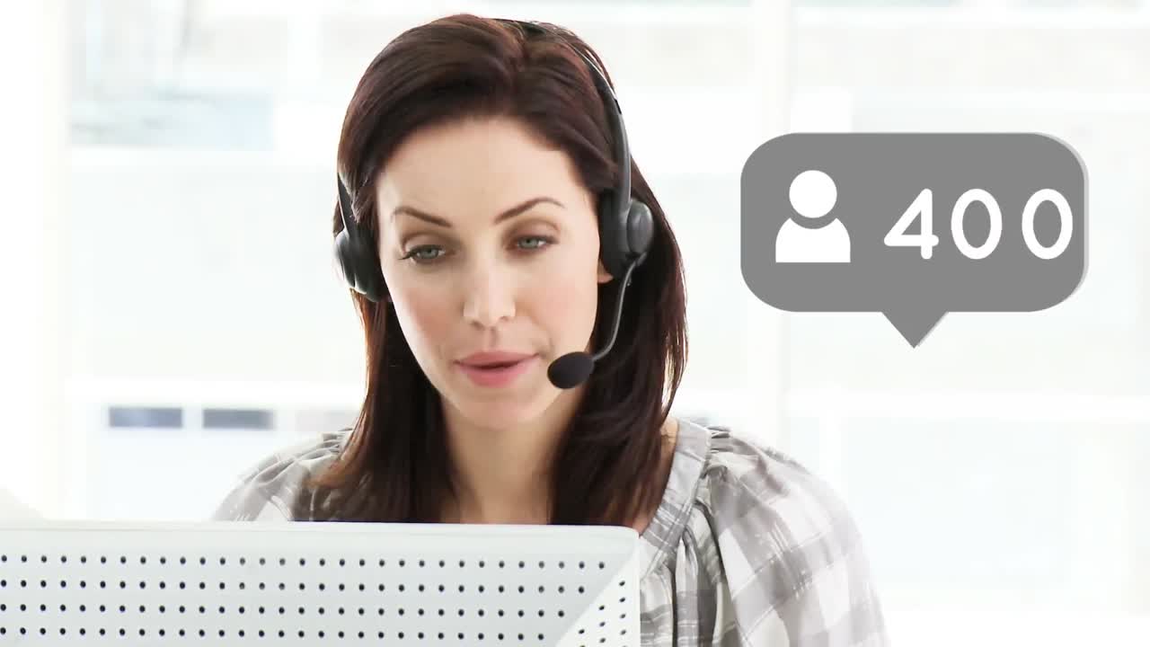 animación de iconos digitales sobre una mujer de negocios usando auriculares de teléfono