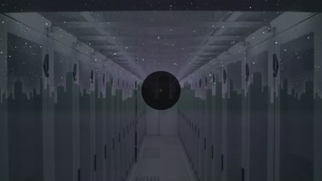 animatie van verbonden pictogrammen, gloeiende cirkels die op lijnen bewegen, digitaal stadsbeeld over serverruimte