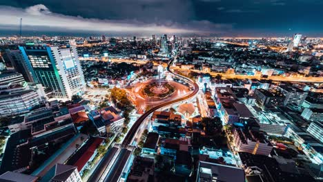 el lapso de tiempo del transporte de tráfico de automóviles en la rotonda del monumento a la victoria en bangkok, tailandia por la noche. vida de la ciudad asiática, punto de referencia de viajes de asia, transporte público o concepto de estilo de vida de los viajeros