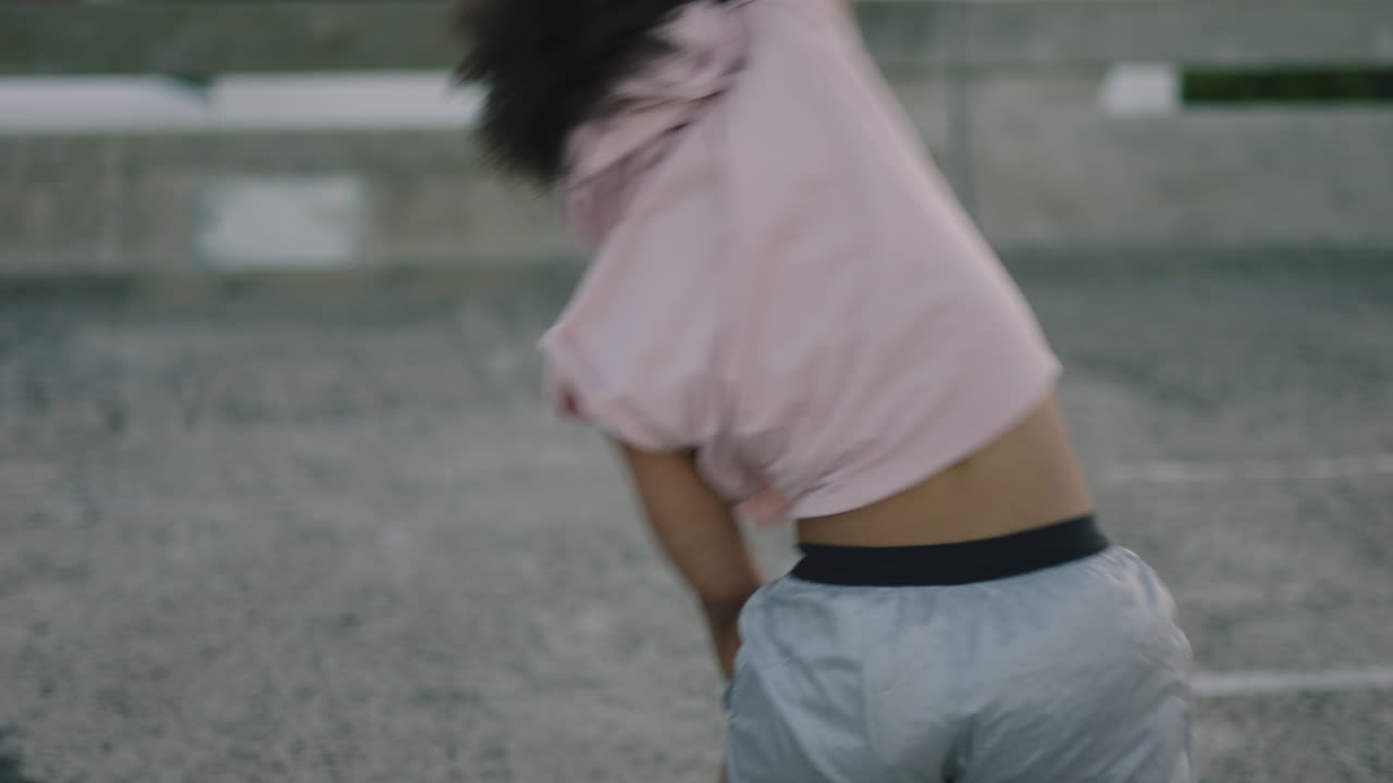 춤추는 여성 젊은 혼성 인종 댄서 도시 스타일 거리 춤을 도시에서 연습 자유 스타일 움직임 트렌디한 여성 아프로