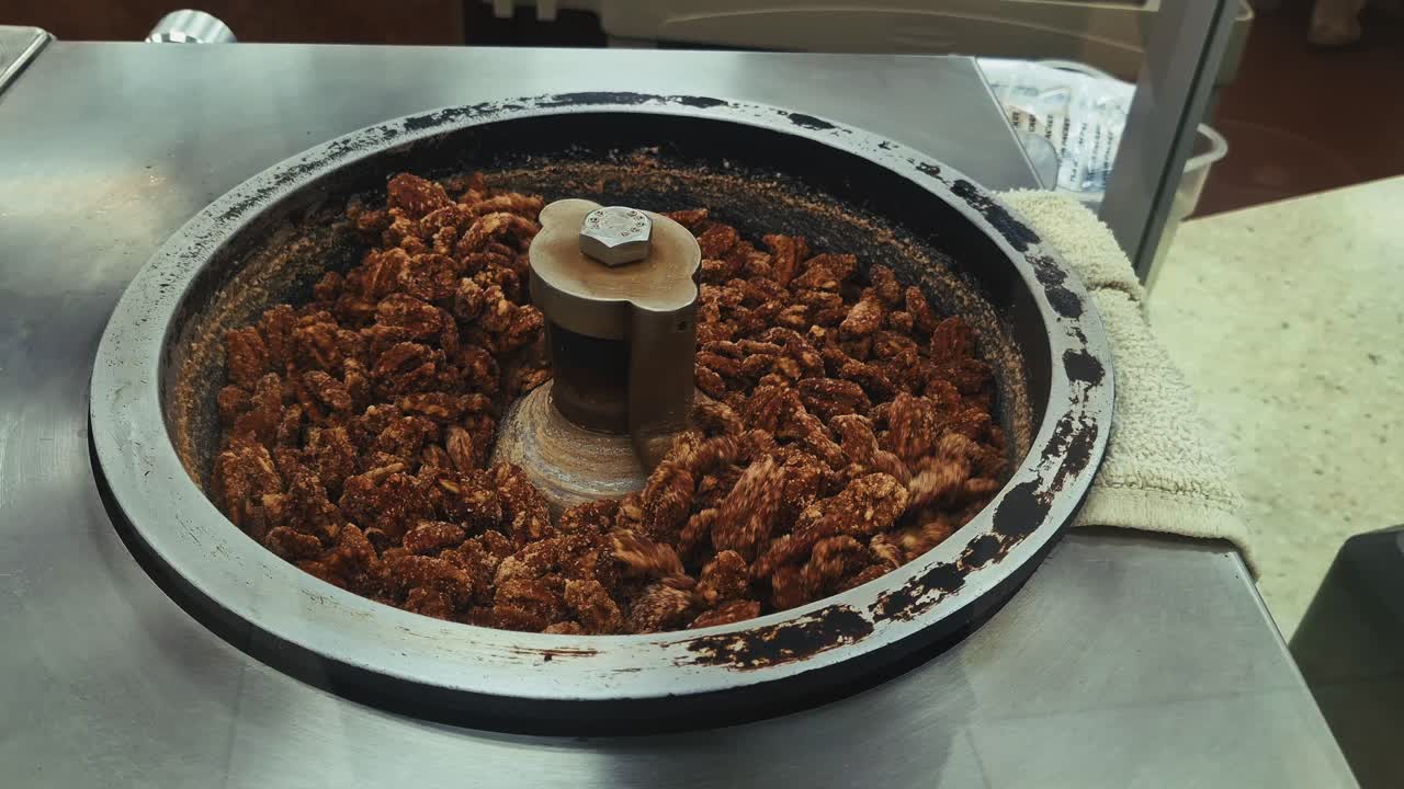 텍사스 Buc-ee's 내부에서 회전하며 구워지는 클로즈업 로스팅 캔디넛