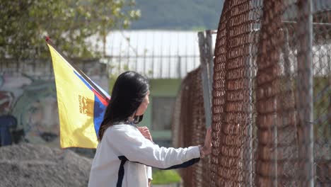 Junge-Lateinamerikanische-Frau-Mit-Ecuador-Flagge-Hofft-Auf-Politischen-Wandel