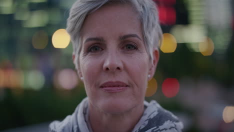 retrato hermosa mujer caucásica mayor que parece segura mujer de mediana edad disfrutando de un estilo de vida urbano exitoso en la ciudad por la noche cámara lenta belleza envejecimiento