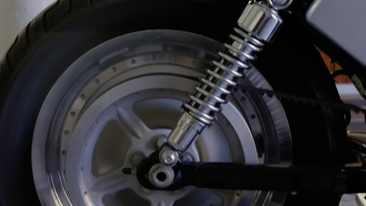 Animation af motorcykelhjul med kørende motor