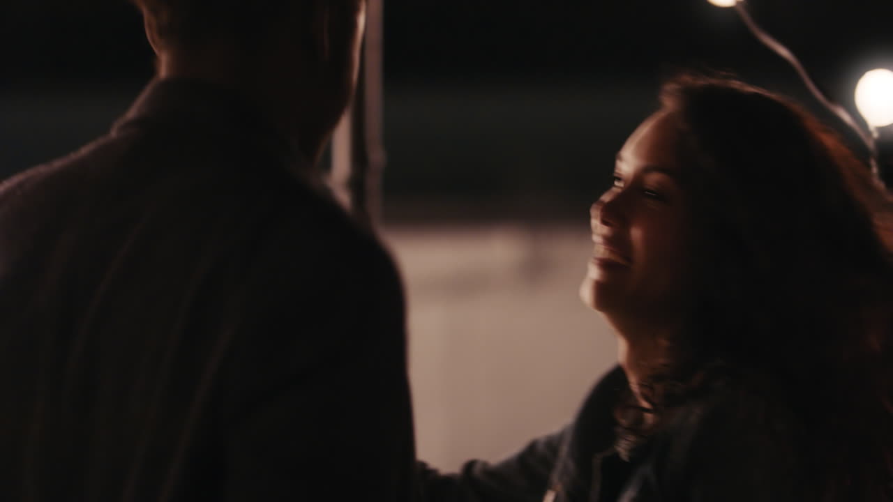 행복한 다민족 친구들이 즐겁게 놀이로 함께 춤추고 밤에 옥상 파티를 즐기고 웃으며 우정을 축하합니다.