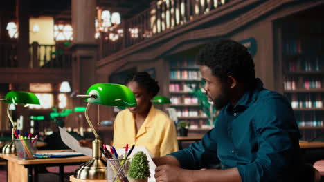 estudiantes afroamericanos aprendiendo un idioma extranjero en la biblioteca de la universidad