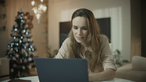 Business-woman-working-on-laptop-computer-at-christmas-holiday