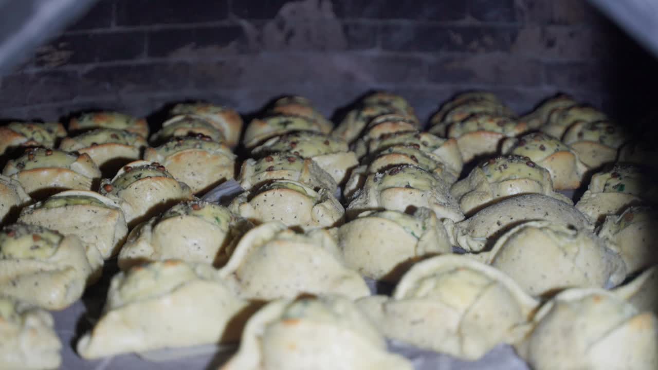 vista dentro de un horno de ladrillo tradicional de muchos pasteles flaouna horneando