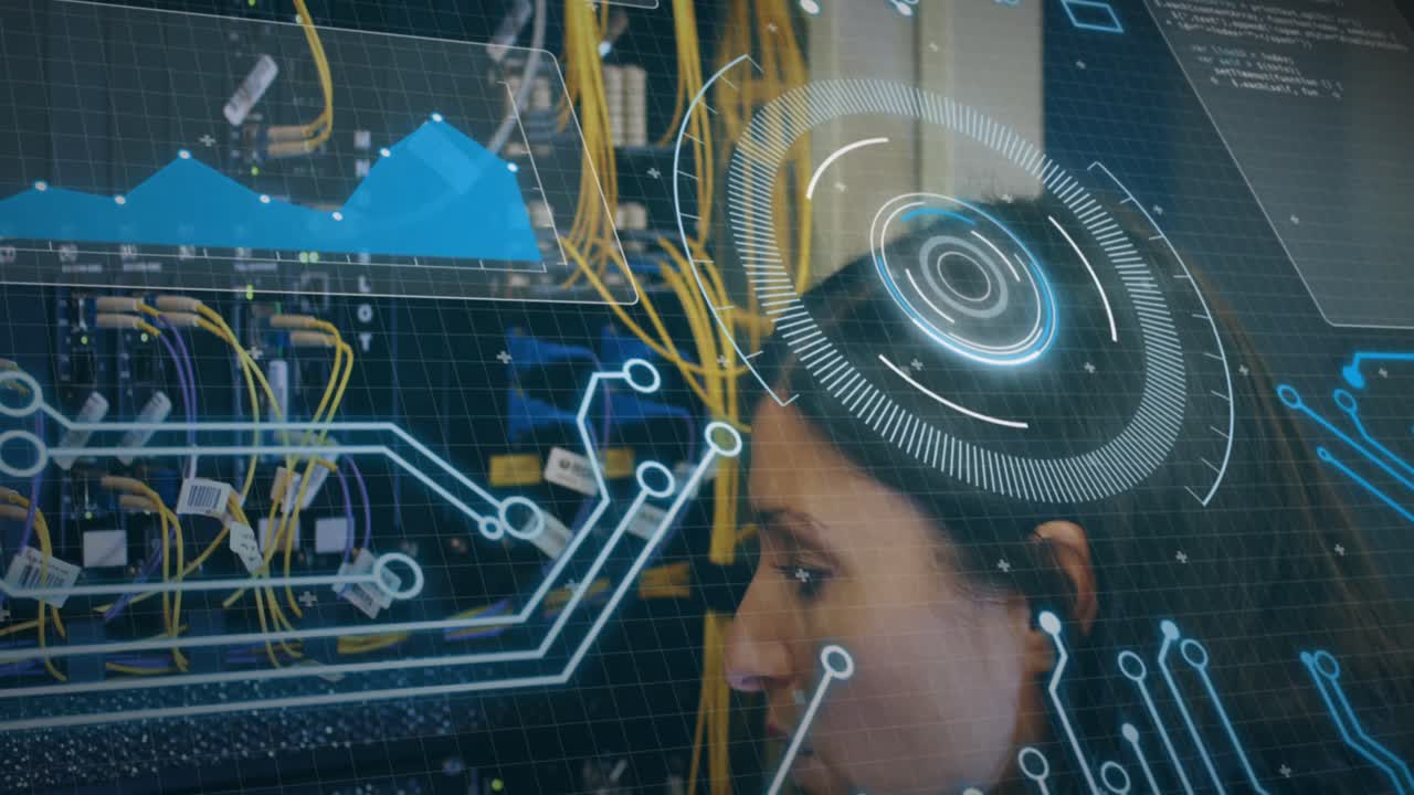 animación de escáner redondo y procesamiento de datos sobre ingeniera biracial que trabaja en la sala de servidores