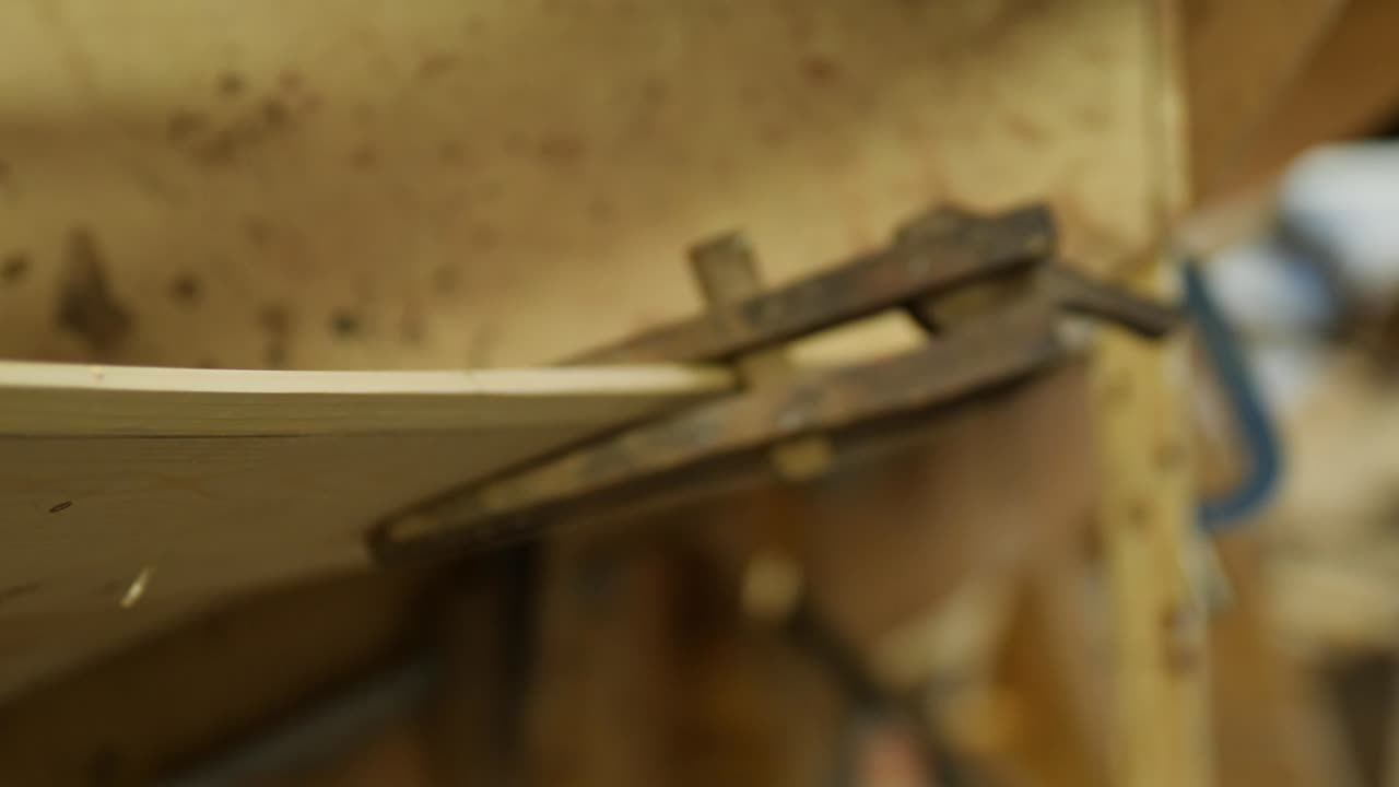 abrazadera de madera para fijar la tabla al barco construido con clinker