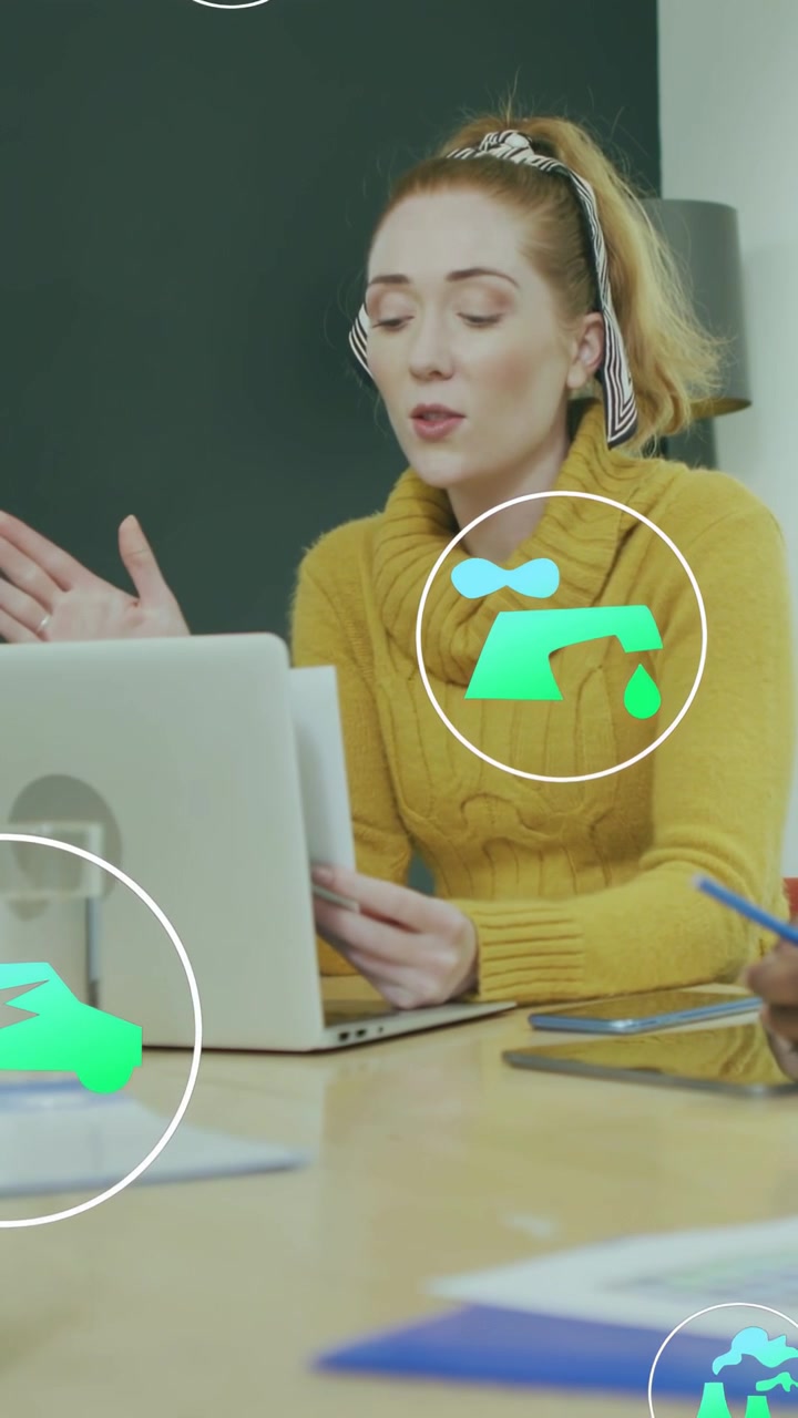 Video verticale: Un leader in abiti color senape che avvia una riunione, gesticolando, con icone verdi che si muovono e promuovono obiettivi ecologici.