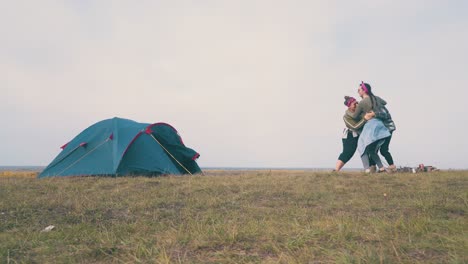 Wandermädchen-Tanzen-Umarmend-Auf-Dem-Campingplatz-Auf-Der-Grünen-Wiese